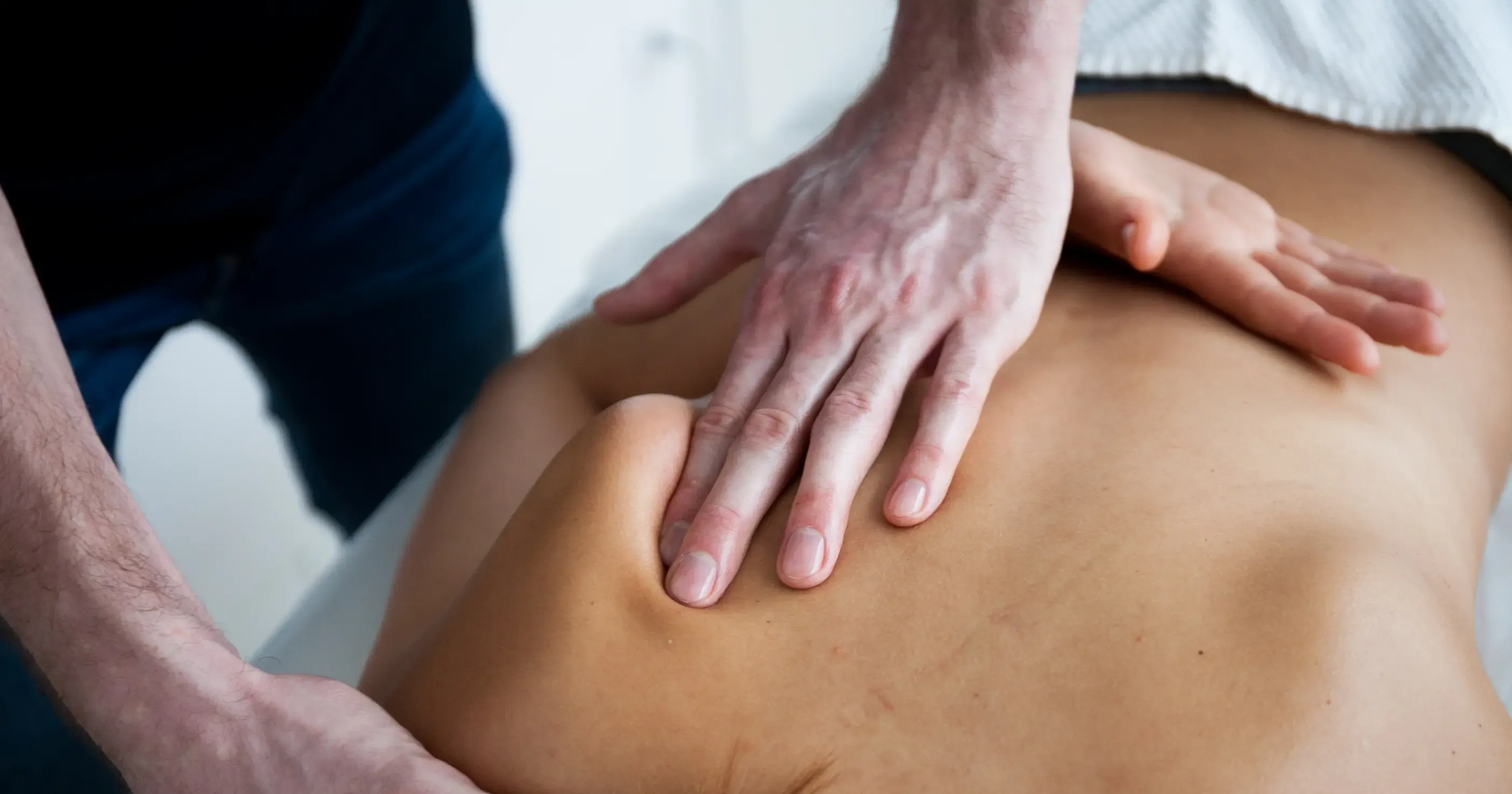 Ból łopatki – z czego się bierze i jak możemy pomóc?